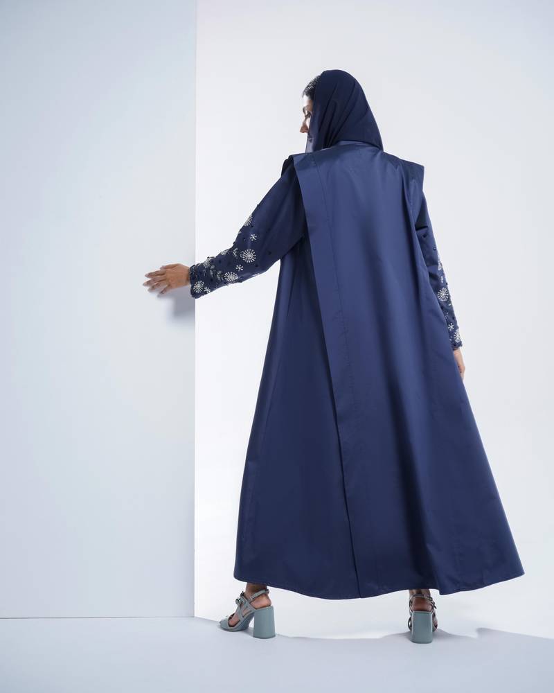 عباية تفته كحليه بقصة مميزة واكمام مشكوكه