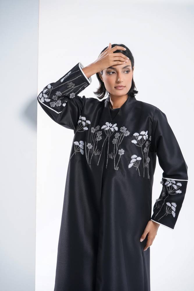 عباية من التفته الأسود بشك وتطريز ورود