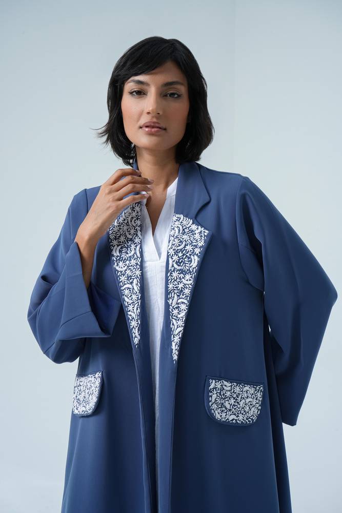 عباية كريب ازرق بتطريز ابيض
