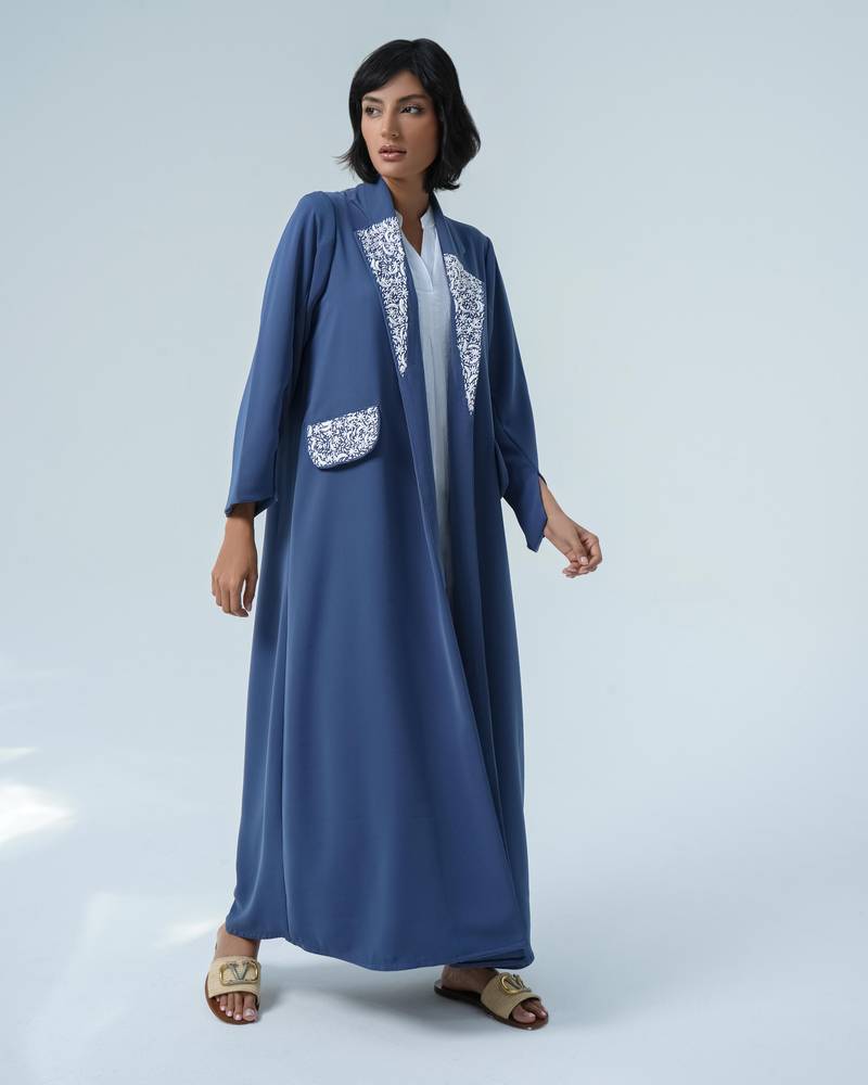 عباية كريب ازرق بتطريز ابيض
