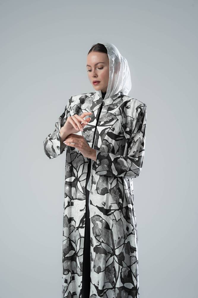 عبايه بنقوش بيضاء وسوداء مع قصات مميزه 