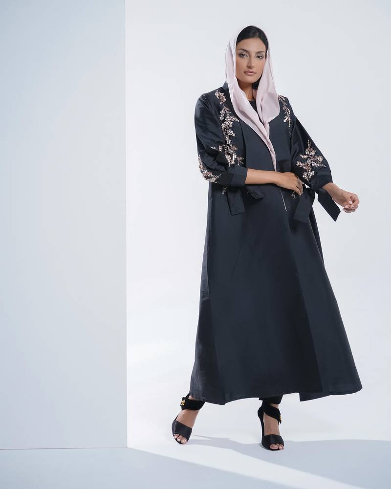 عباية تفته باكمام مميزة وشك وردي