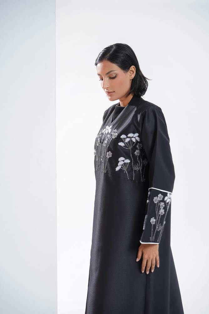 عباية من التفته الأسود بشك وتطريز ورود