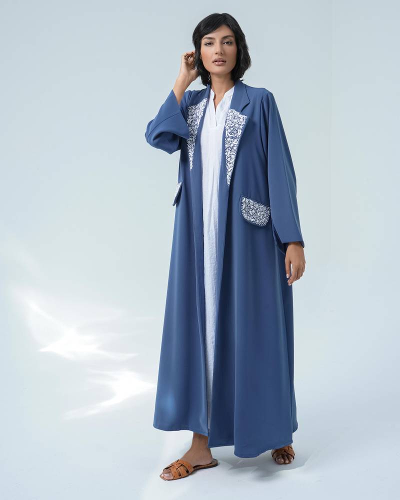عباية كريب ازرق بتطريز ابيض