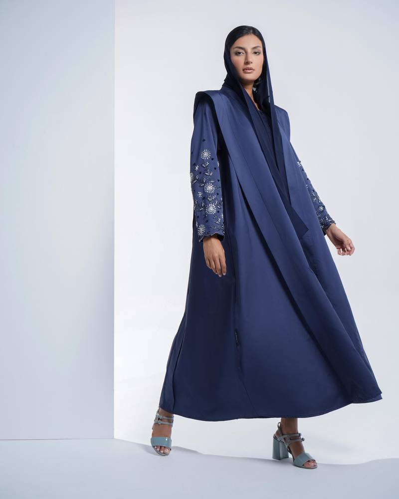 عباية تفته كحليه بقصة مميزة واكمام مشكوكه