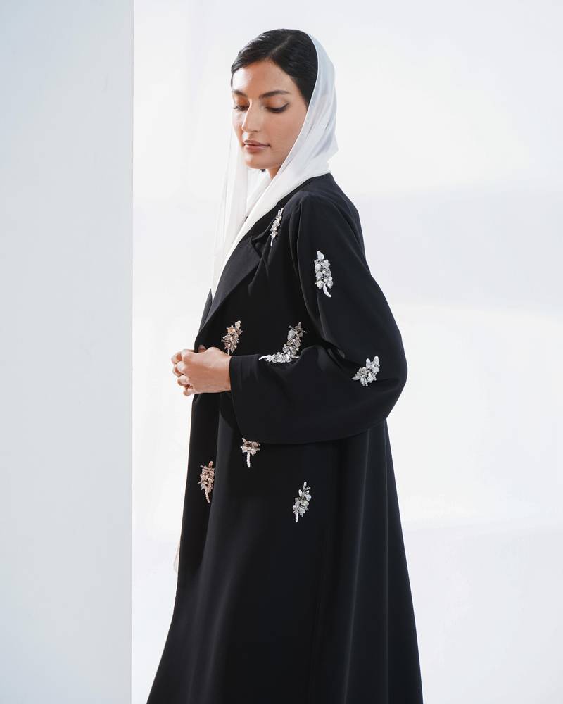 عباية سوداء كريب بقصه انيقه بشك فضي