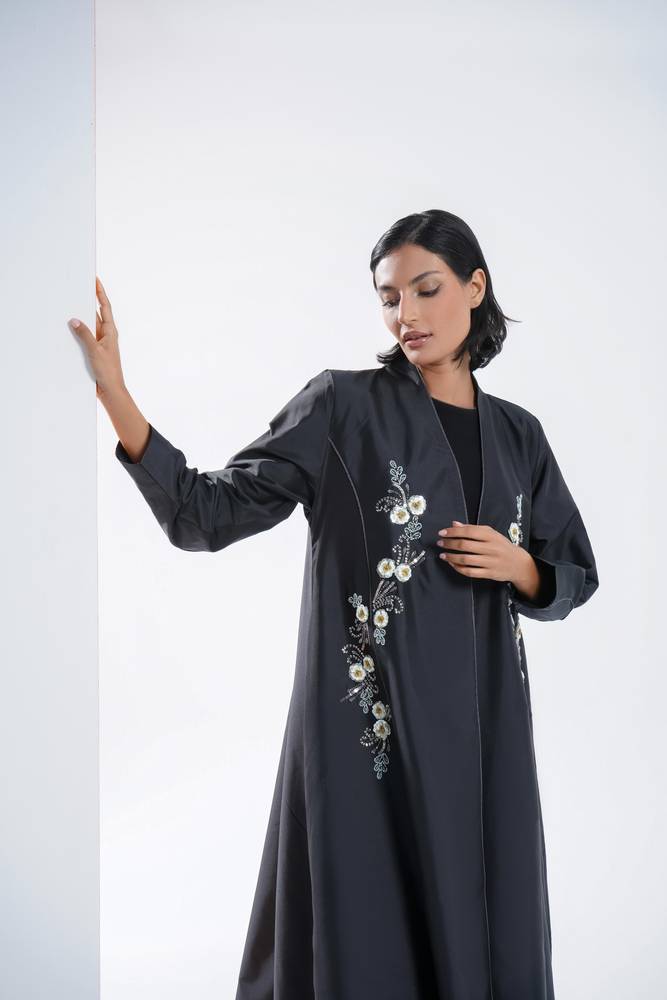 عباية من التفته الأسود بشك وتطريز ورود