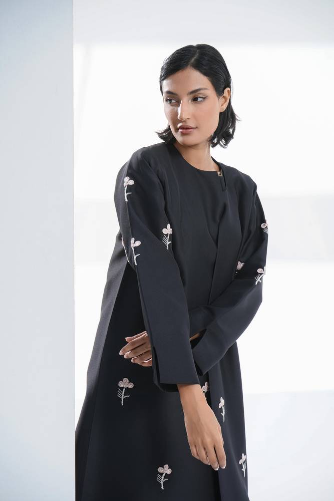 عباية سوداء تفته بقصه انيقه بتطريز ورود بلون الوردي