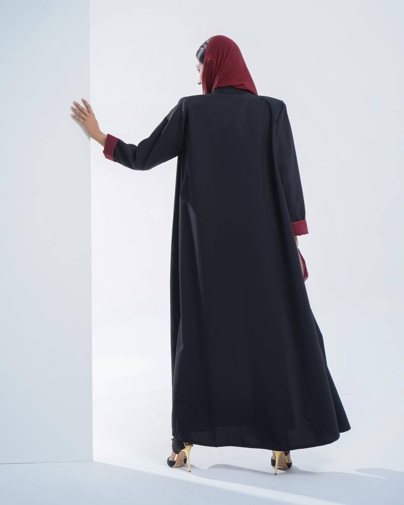 عباية بليزر سوداء بتصميم وشك مميز