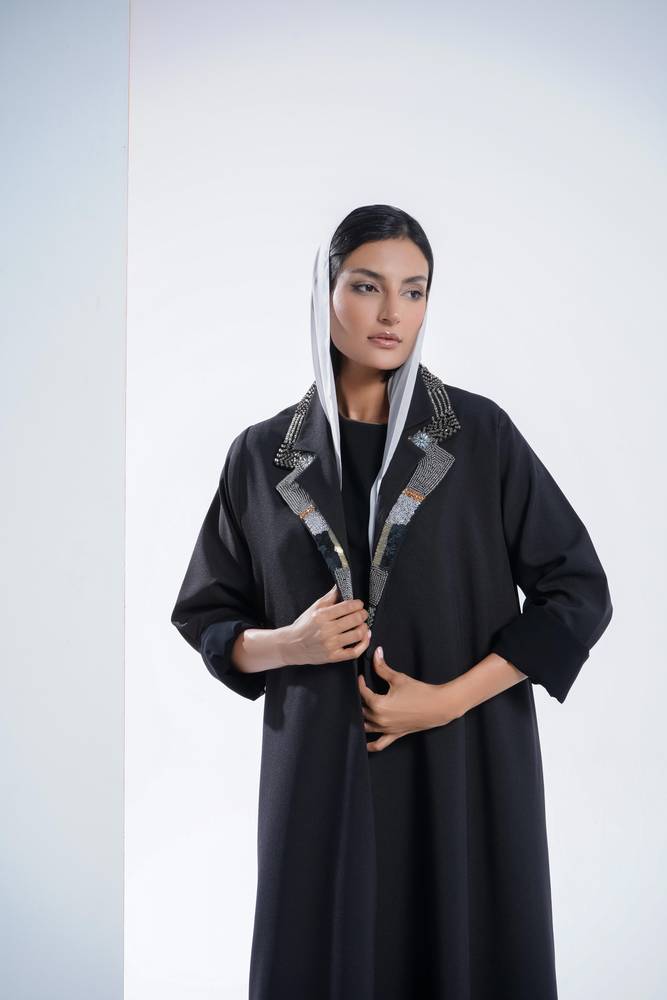 عباية بليزر كريب اسود بشك وتطريز انيق