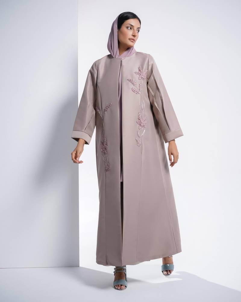 عباية باللون اللحمي الوردي dusty pink  من التفته بقصة انيقه وتطريز بنفس اللون لاعطاء منظر مونوكرامك انيق