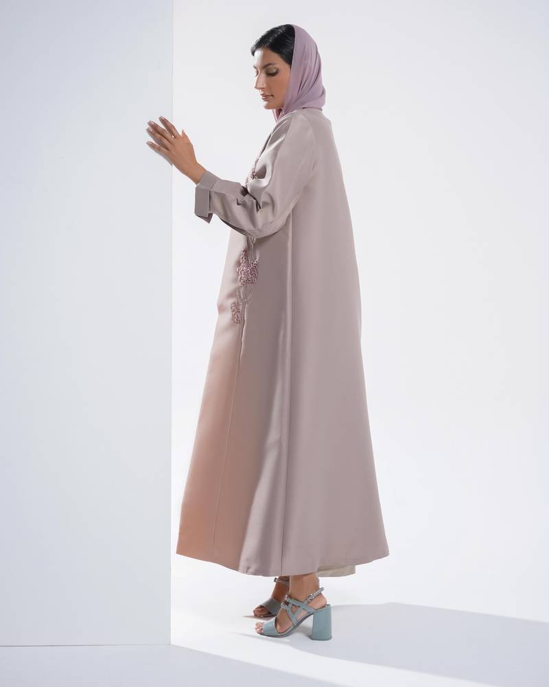 عباية باللون اللحمي الوردي dusty pink  من التفته بقصة انيقه وتطريز بنفس اللون لاعطاء منظر مونوكرامك انيق