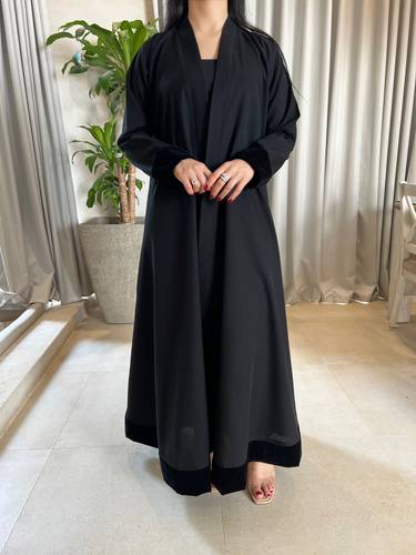 عباية دبل كلوش كريب مزين بالمخمل