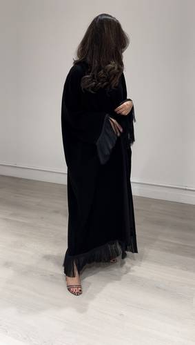 سارة - [ عباية بشت مزينة بالهدب ] 