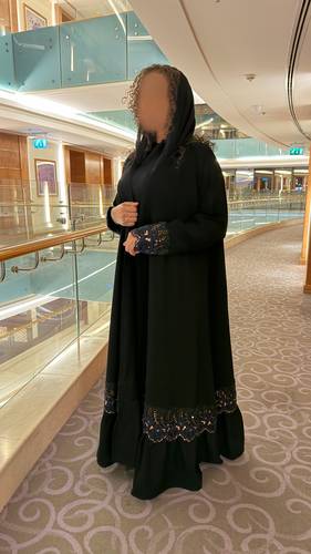 عباية كريب اسود مزينة بالشك 