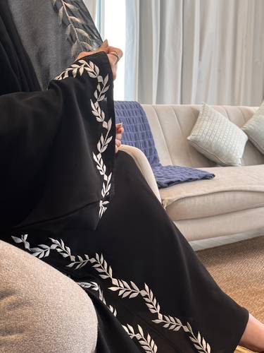 عباية كلوش مطرزة بأغصان