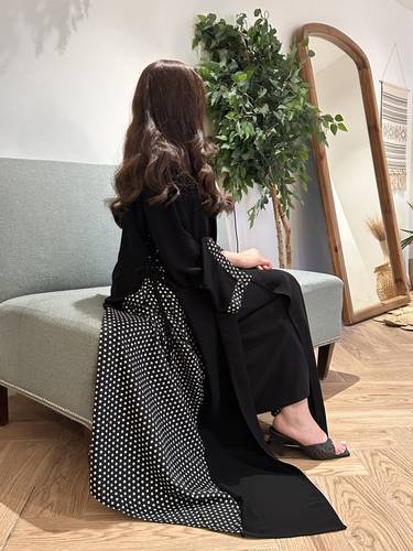 عباية كلوش بكسرات جانبيه منقطه