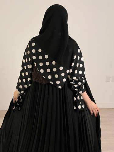 عباية كسرات كلوش أكمام منقطة  