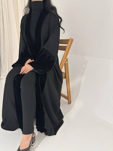 عباية مخمل وكريب شك أسود على الاكمام