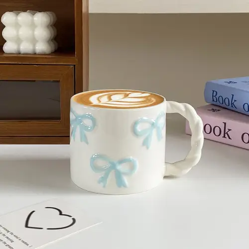 كوب سيراميك بمقبض ملتوي وتصميم فيونكة 400 مل