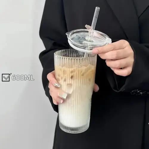 كوب زجاجي مخطط للقهوة المثلجة والعصائر مع غطاء وقش 600 مل