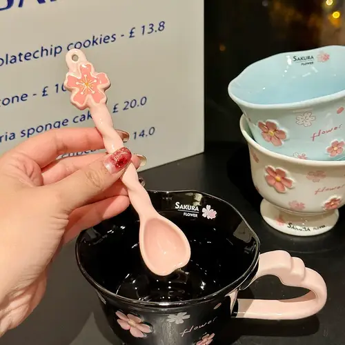 كوب سيراميك وردي بتصميم ساكورا مع ملعقة وقاعدة مرتفعة