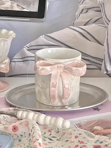 كوب سيراميك للقهوة بتصميم فيونكة