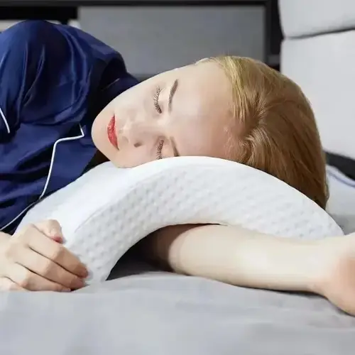 وسادة ميموري فوم فاخرة بتصميم مقوس لدعم الرقبة