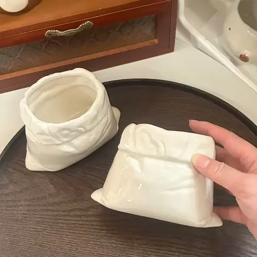 كوب قهوة سيراميك فاخر مصنوع يدويًا على شكل حقيبة قماشية