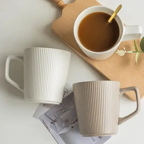 كوب سيراميك  مخطط بمقبض وحجم كبير أبيض / بني 