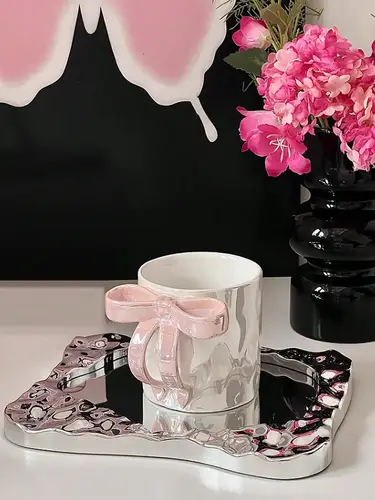 كوب سيراميك للقهوة بتصميم فيونكة