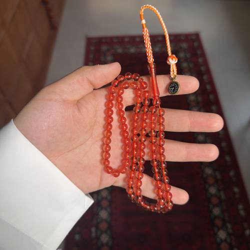 مسباح زعفراني كركوشة يتميز بساعة انيقة