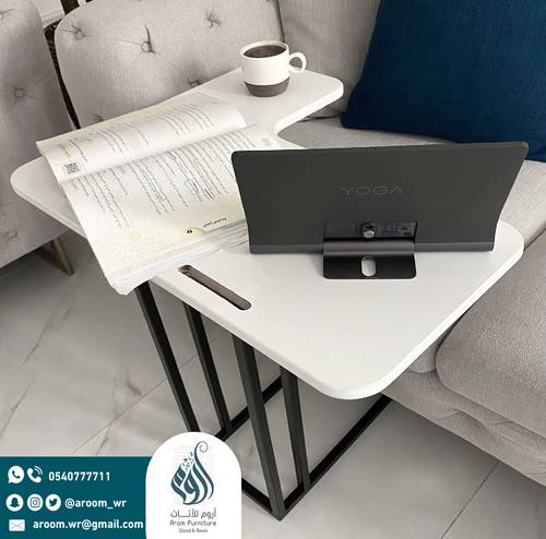 طاولة مدرسية اللون ابيض