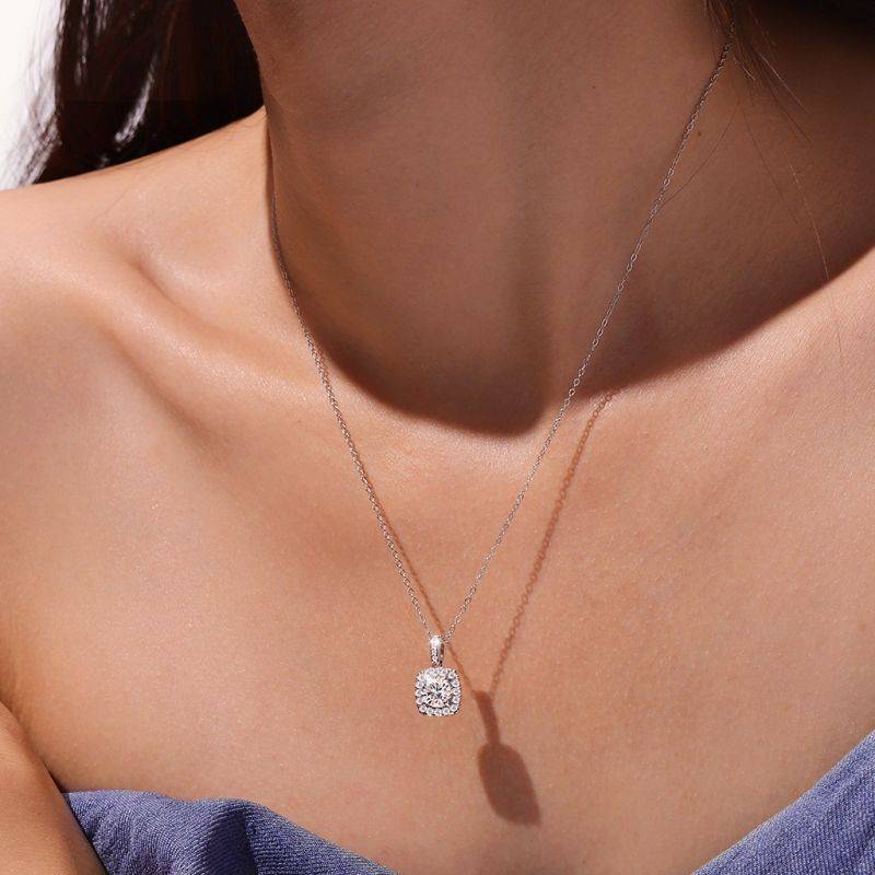 Gnoce Classic Cushion Halo 925S & VVS Moissanite Necklaces