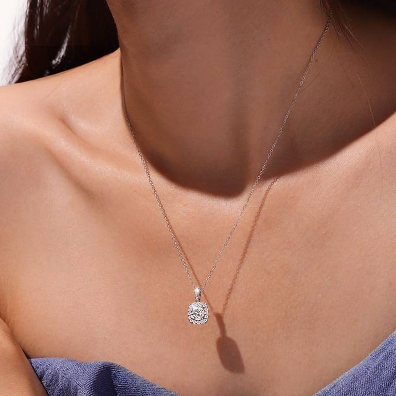 Gnoce Classic Cushion Halo 925S & VVS Moissanite Necklaces