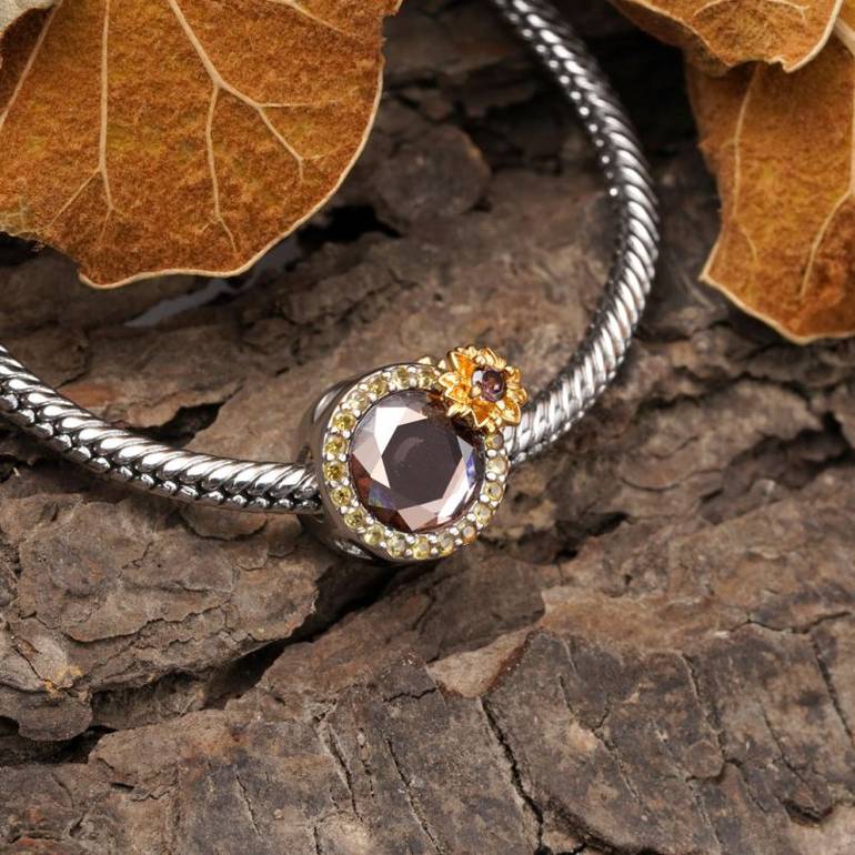 Gnoce Sunflower Round-cut Smoky Zircon Charm