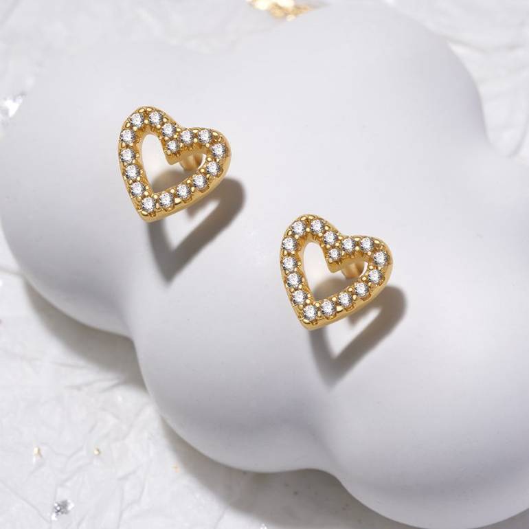 Gnoce Diamond Heart Stud Earrings