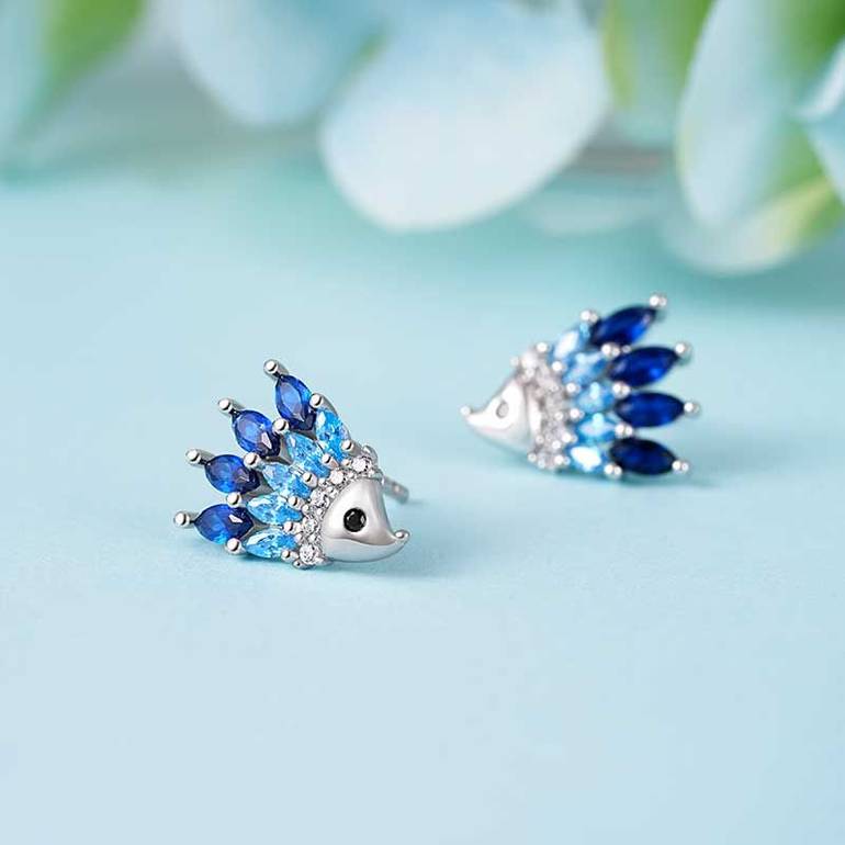 Gnoce Sparkling Hedgehog Stud Earrings