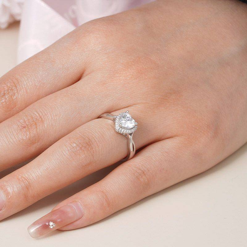 Gnoce Sparkling Twisted Heart Promise Ring