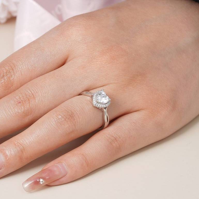 Gnoce Sparkling Twisted Heart Promise Ring