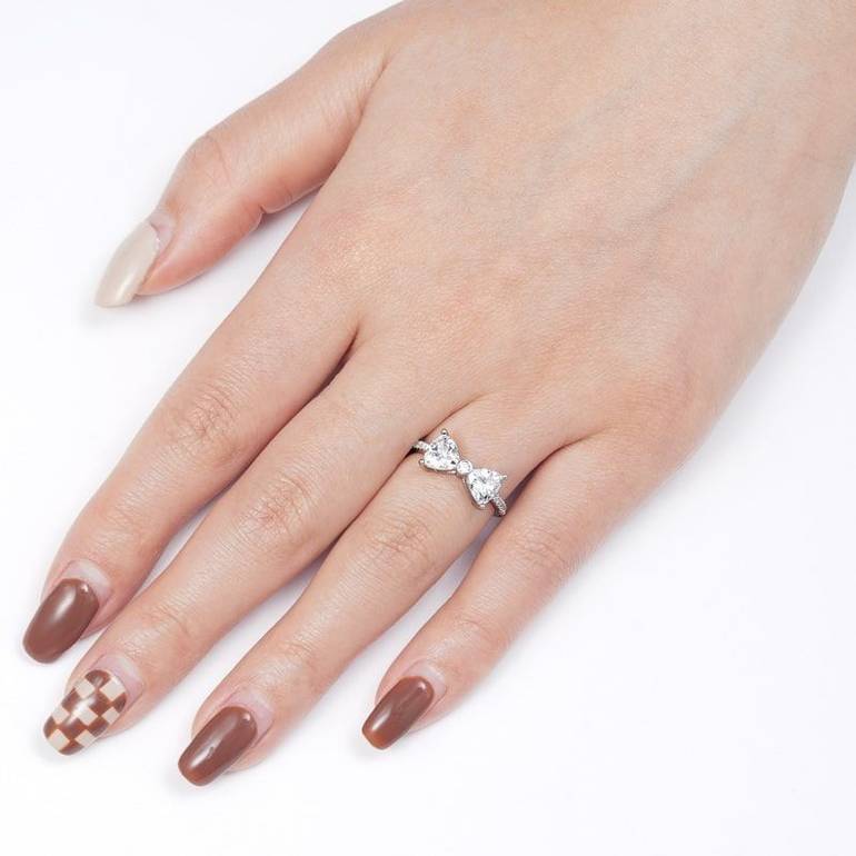 Gnoce Sparkling Bow Tie Ring