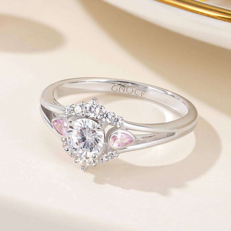 Gnoce Elegant Round Cut Promise Ring