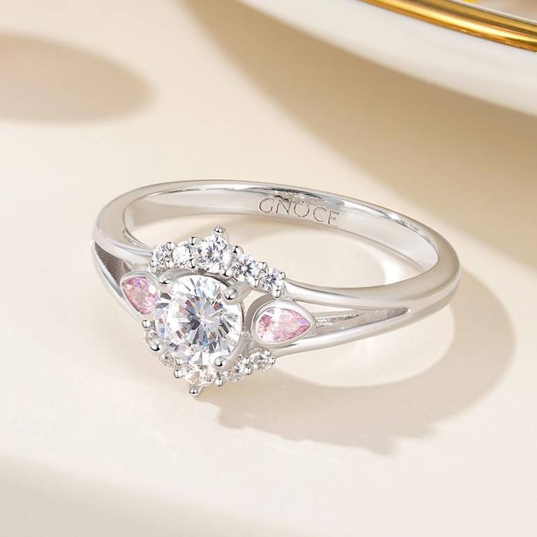 Gnoce Elegant Round Cut Promise Ring