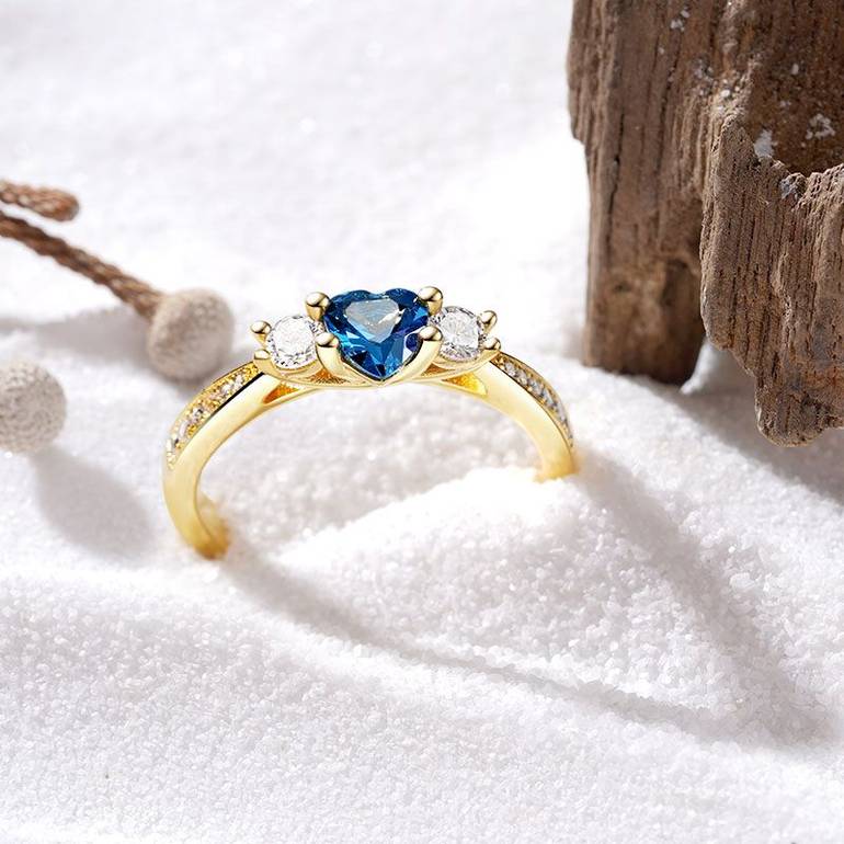 Gnoce Sparkling Three-Stone Promise Ring
