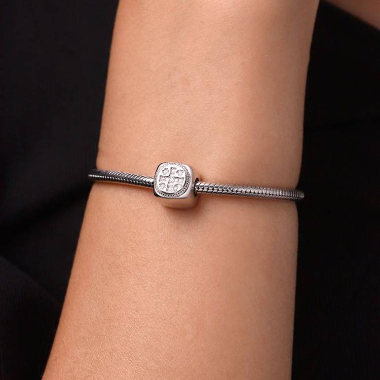 Gnoce Shiny Cross Square Charm