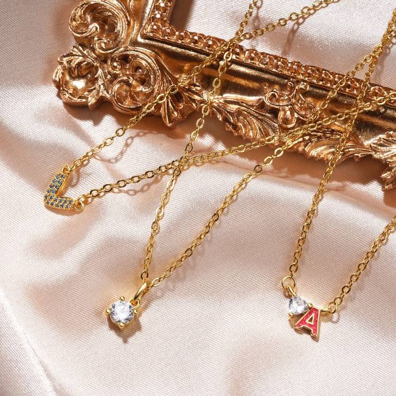 Gnoce Solitaire Diamond Pendant Necklaces