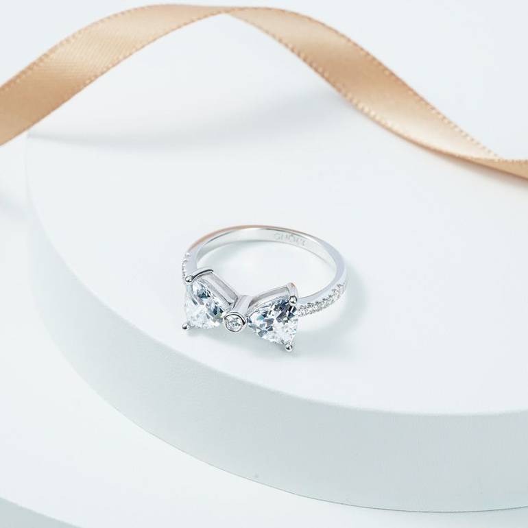Gnoce Sparkling Bow Tie Ring