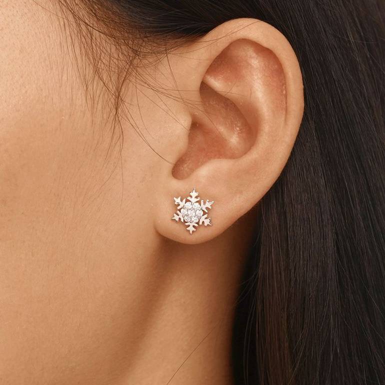 Gnoce Sparkling Snowflake Stud Earrings