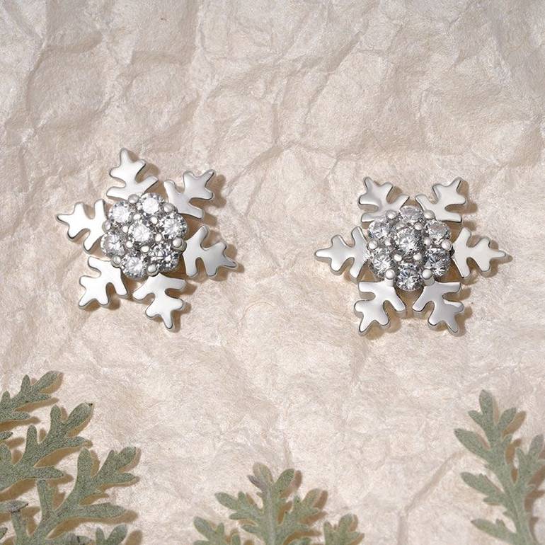 Gnoce Sparkling Snowflake Stud Earrings