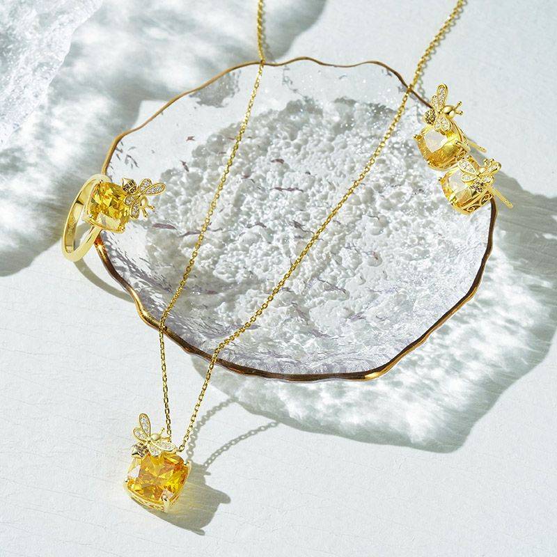 Gnoce Sparkling Honey Bee Necklaces
